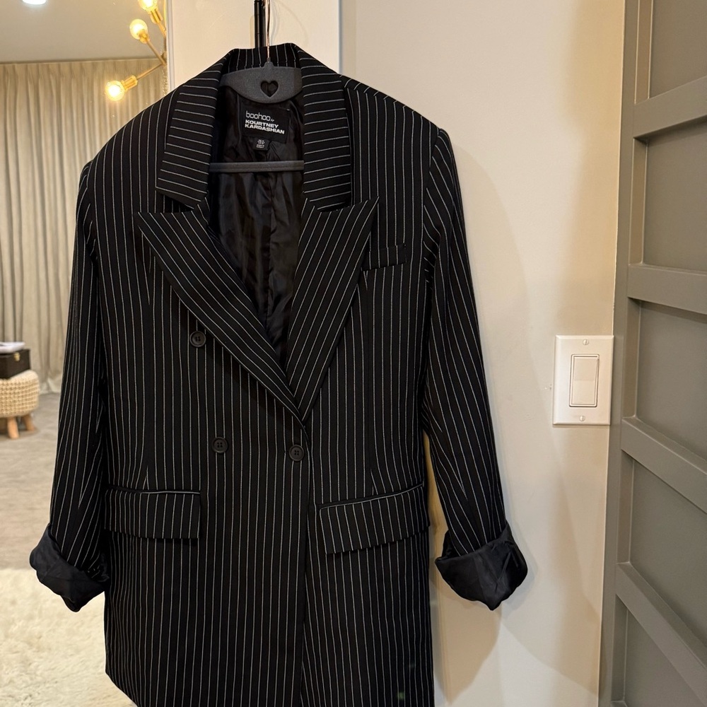 Boohoo Black and White Pinstriped Blazer Size 10